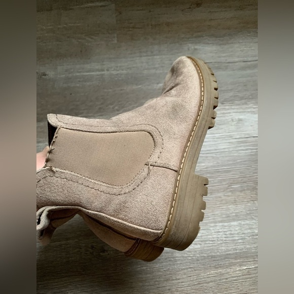 Cliffs Booties Chelsea Boots Tan Nude Beige Comfy Boots Size 7 M - Picture 5 of 16